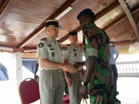 Défense : Cérémonie de décoration du Lieutenant-colonel Bruno Gournay, commandant en second de la Force Interarmées Licorne